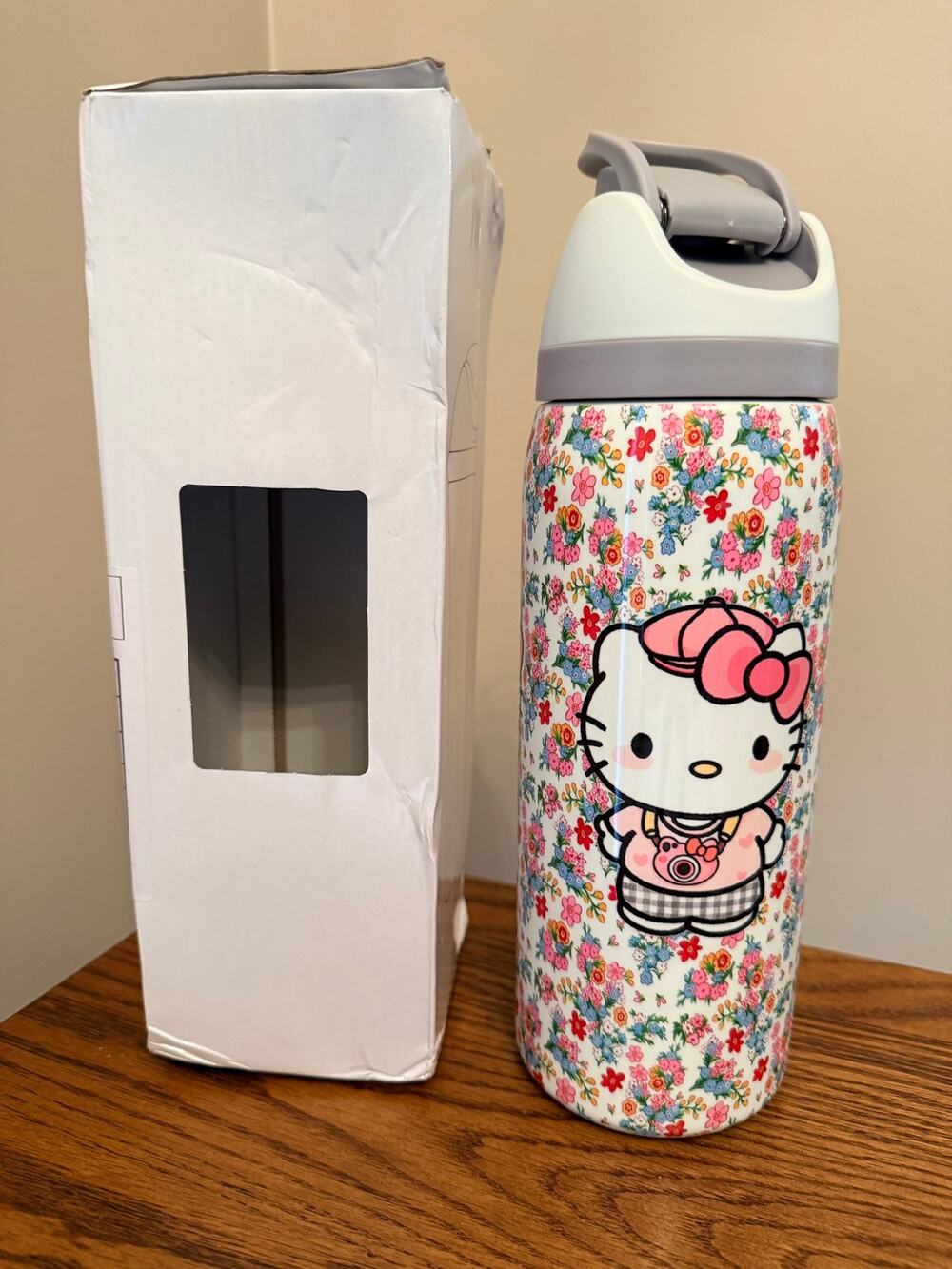 New Hello Kitty double walled stainless steel insulated 32 OZ water bottle.